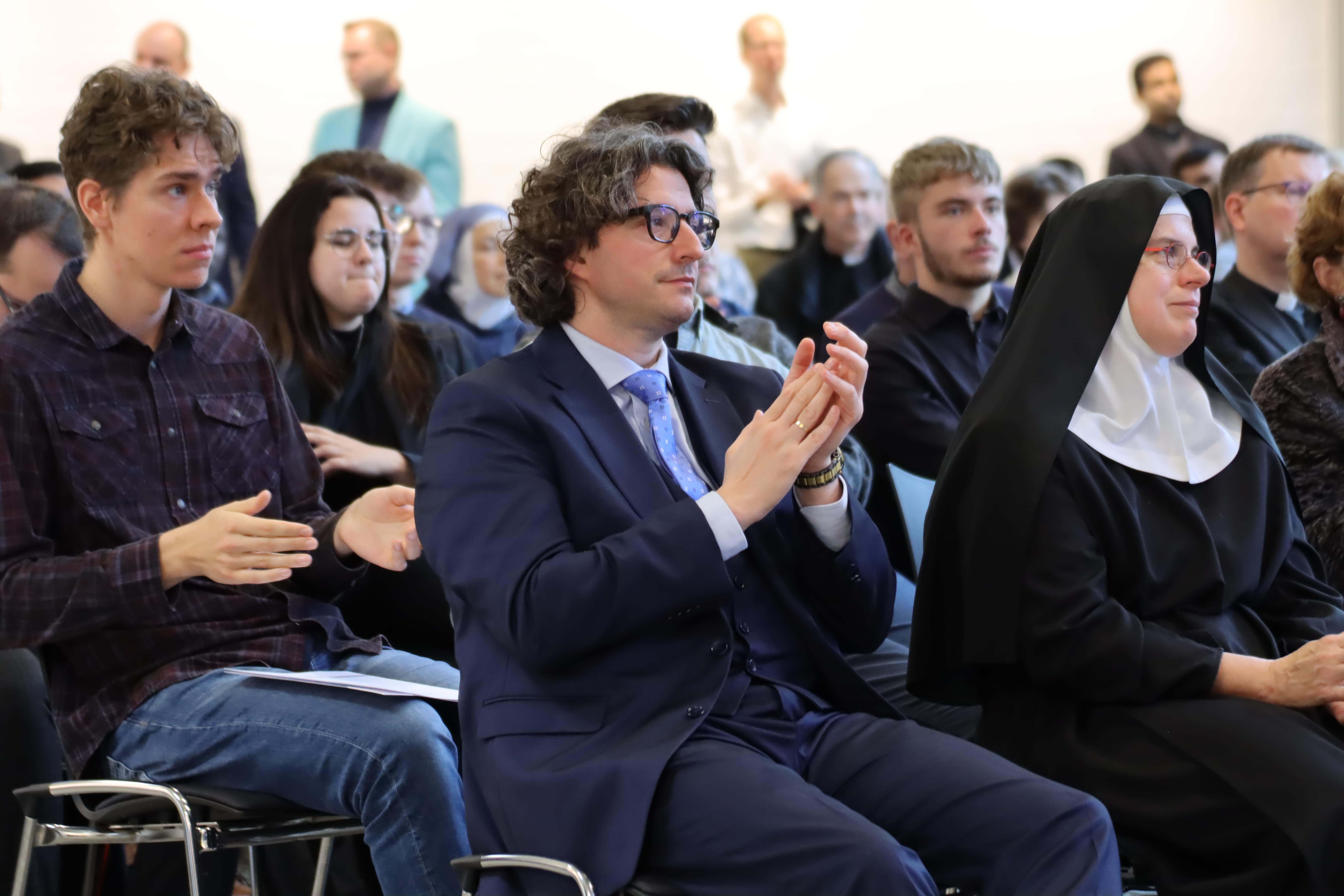 Professoren, Studierende und Gäste