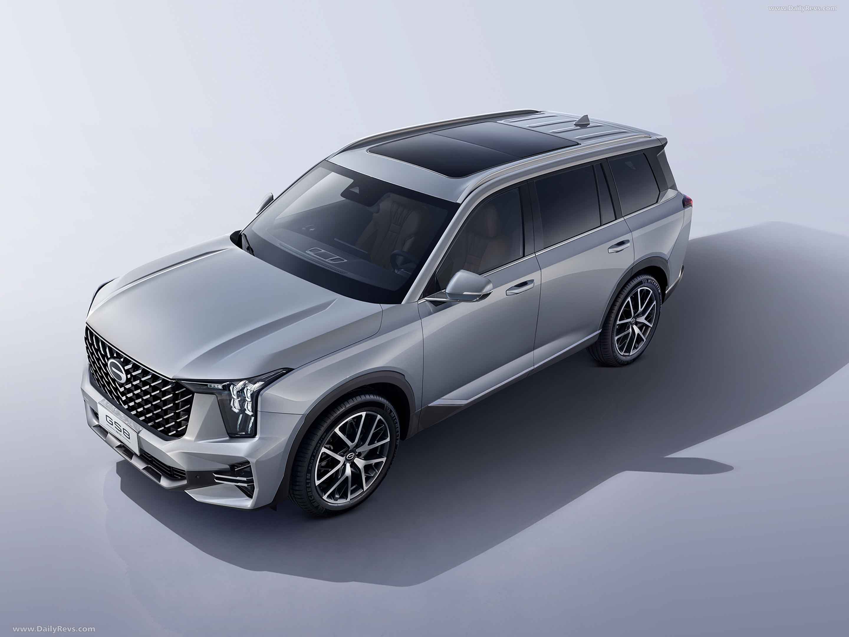 SUV GS8 plateado con diseño angular moderno visto desde arriba sobre un fondo gris claro.