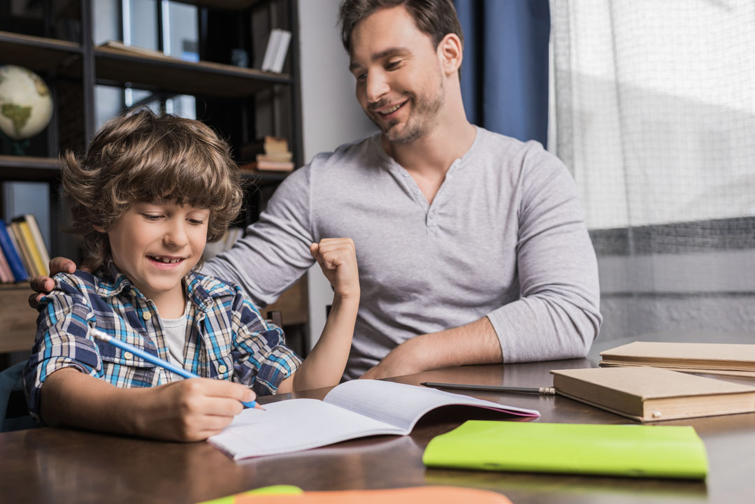Enfants et les devoirs : 9 façons de motiver votre enfant à faire les devoirs à la maison