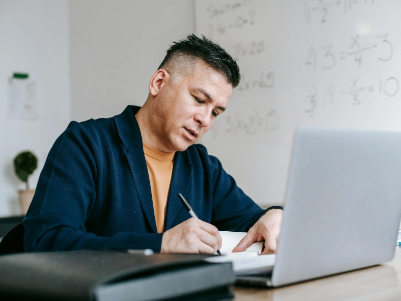 Fractional COO collaborating with a leadership team in Australia