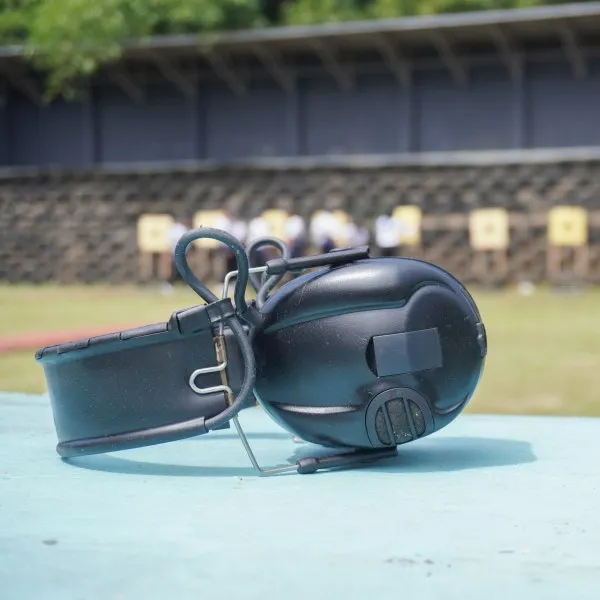 Electronic earmuffs with microphones and a compression limiter