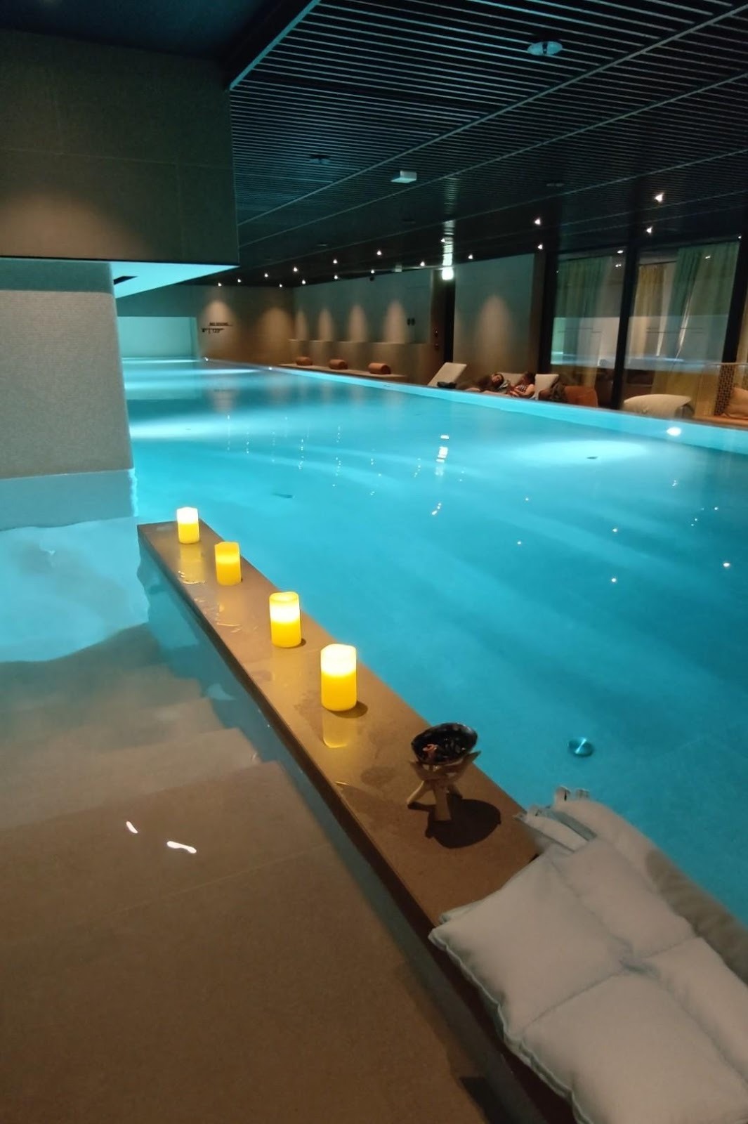 Une image contenant piscine, intérieur, eau, Centre de loisirsLe contenu généré par l'IA peut être incorrect.