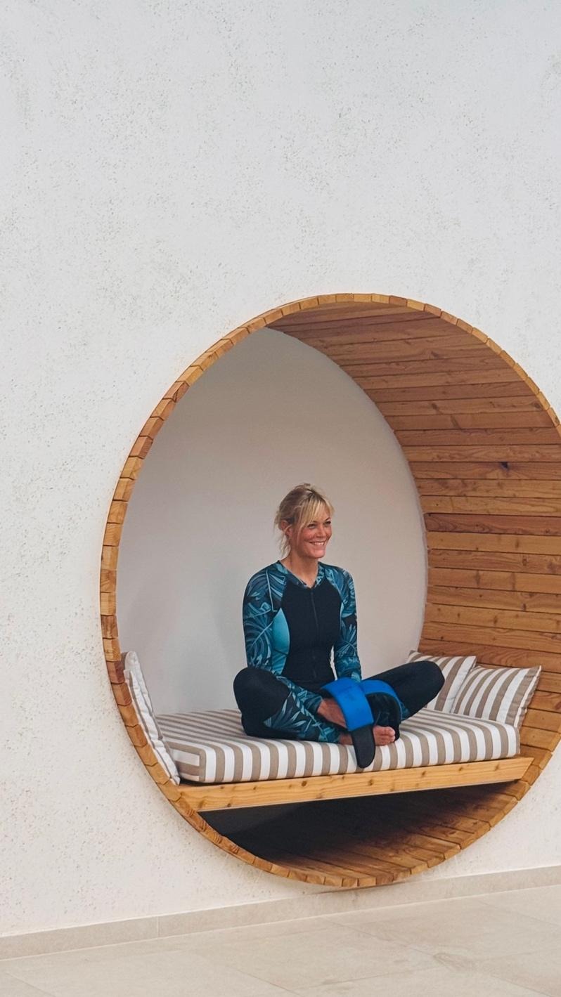 Une image contenant habits, mur, personne, Visage humainLe contenu généré par l'IA peut être incorrect.