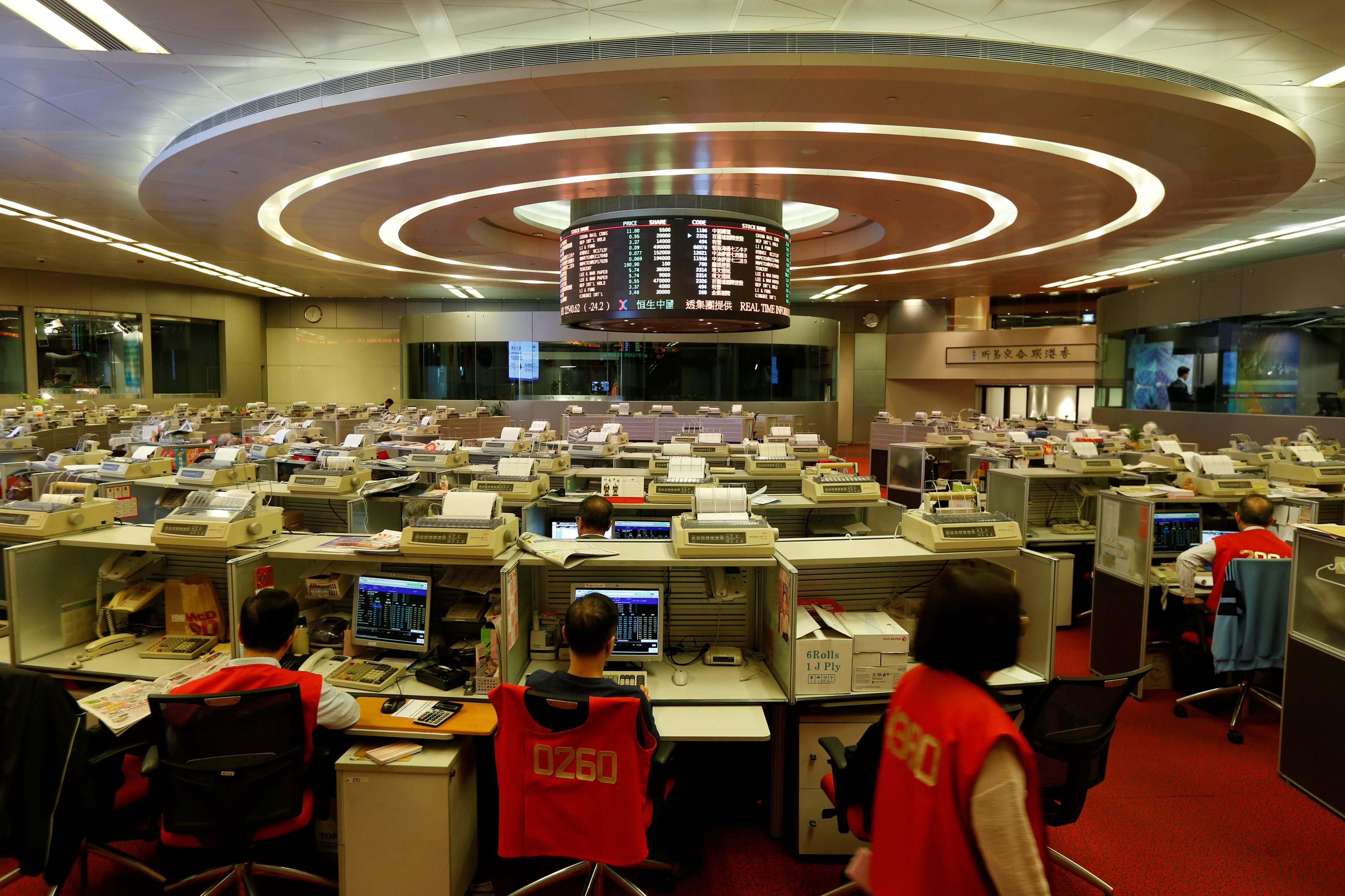 Chinese Capital Surge Transforms Hong Kong into Asia's Leading Financial Hub in 2025's Market Revival