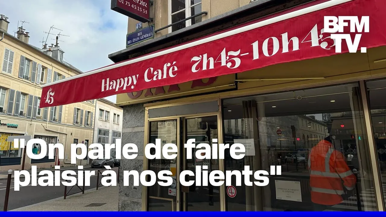Façade du Happy Café avec un auvent rouge, rue des États généraux.