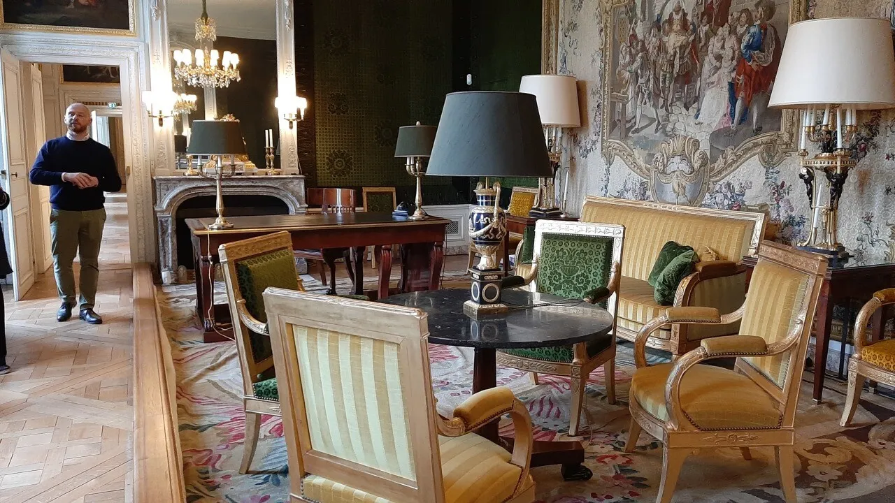 Intérieur élégant avec mobilier classique et décoration raffinée.