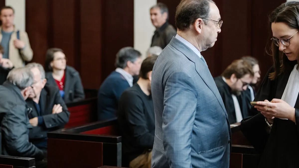 Audience dans un tribunal avec avocats et juges.