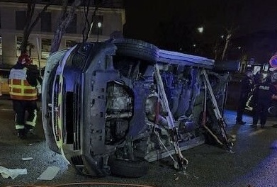 Percutée par un autre véhicule, la voiture de police s'est retrouvée en fâcheuse posture alors que les fonctionnaires partaient en intervention.