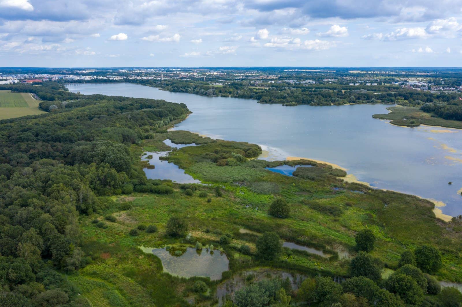 La base de loisirs est en capacité d'accueillir un stade de 10 000 places