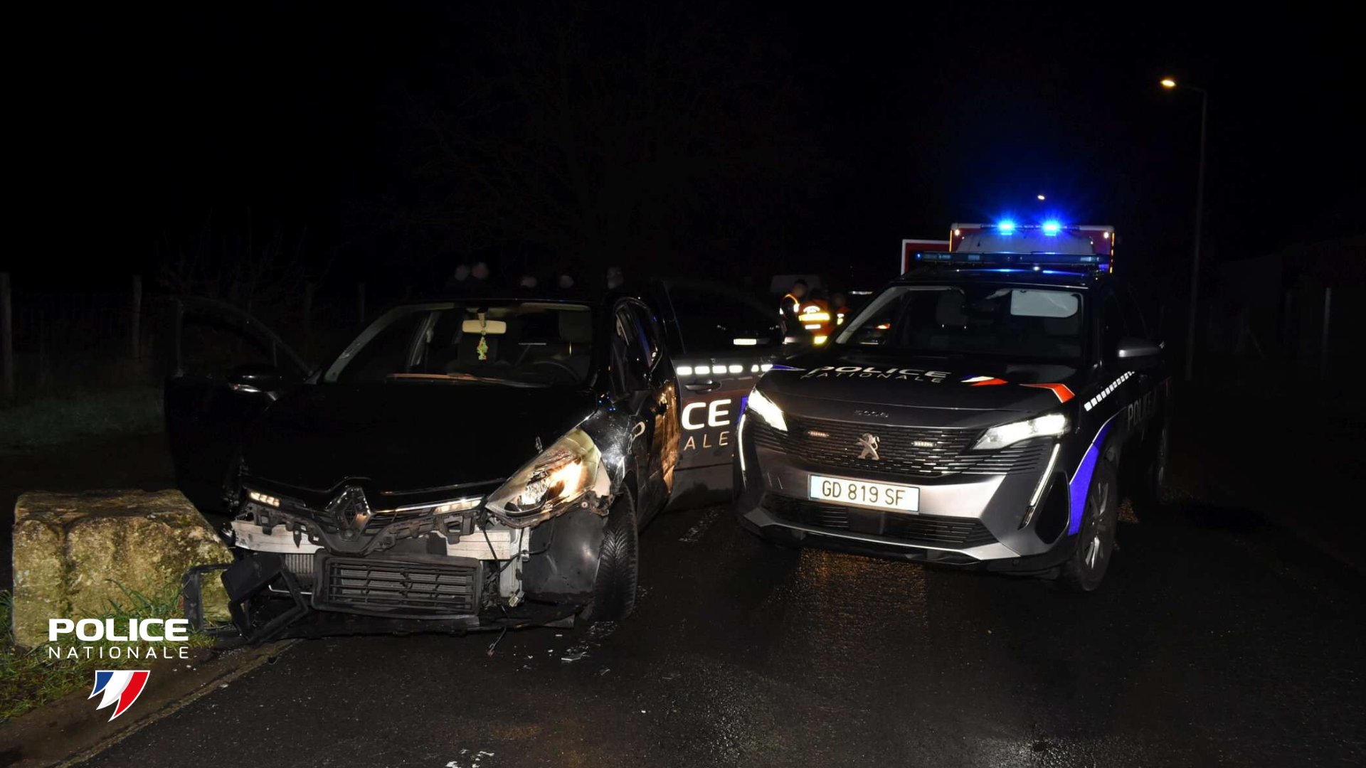 Sur cette photo fournie par la Police nationale, on comprend bien la manoeuvre du chauffard pour tenter de fuire