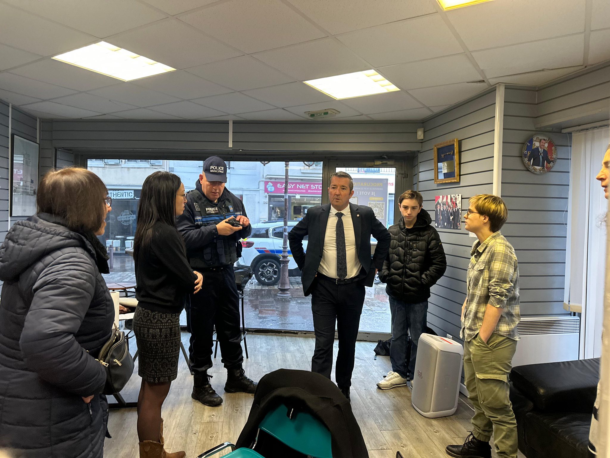 Le député-candidat était présent aux côtés de son équipe juste après les faits (photo DR)