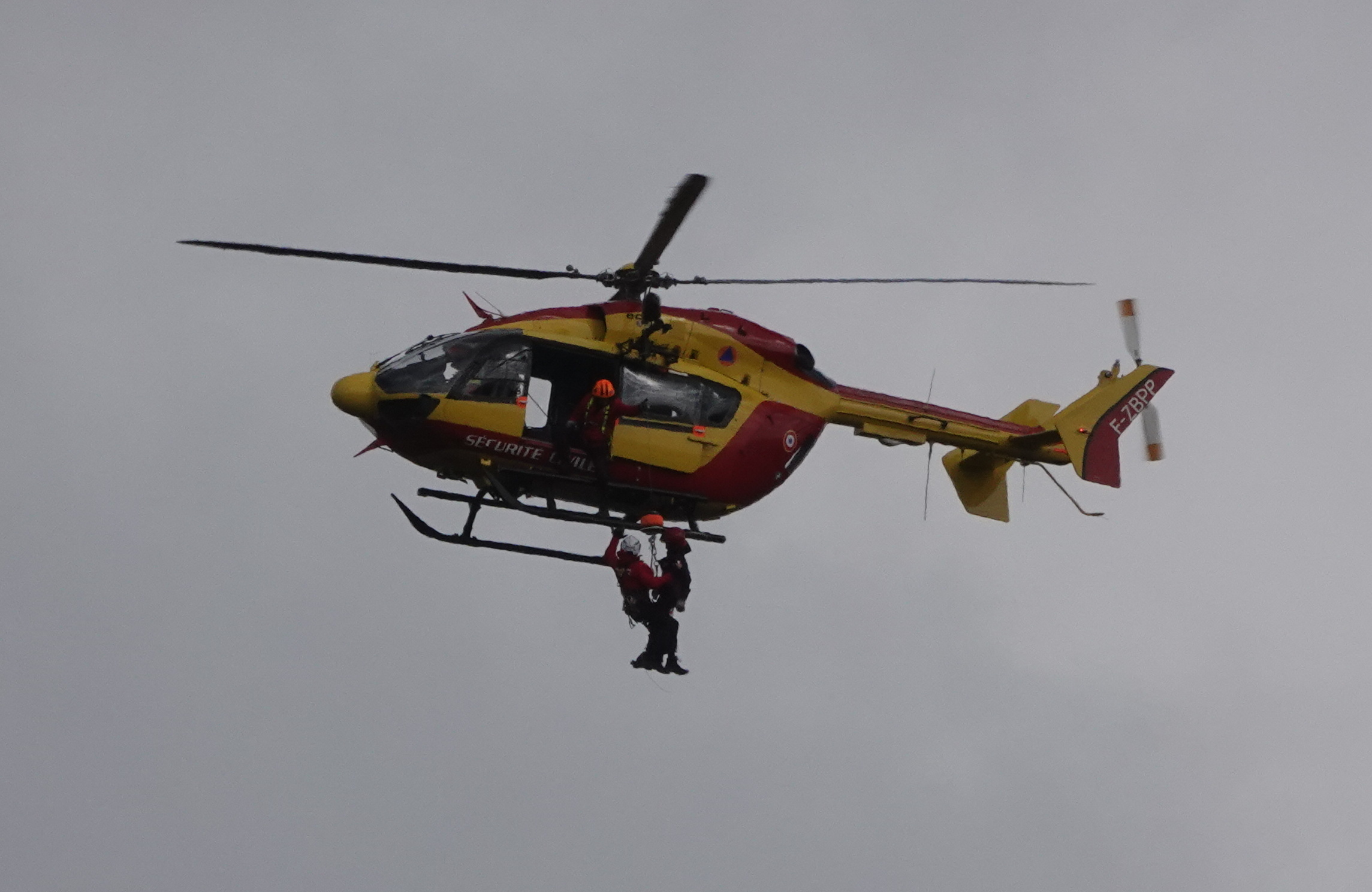 Les sapeurs-pompiers ont utilisé un hélicoptère de la Sécurité civile lors de cette manoeuvre