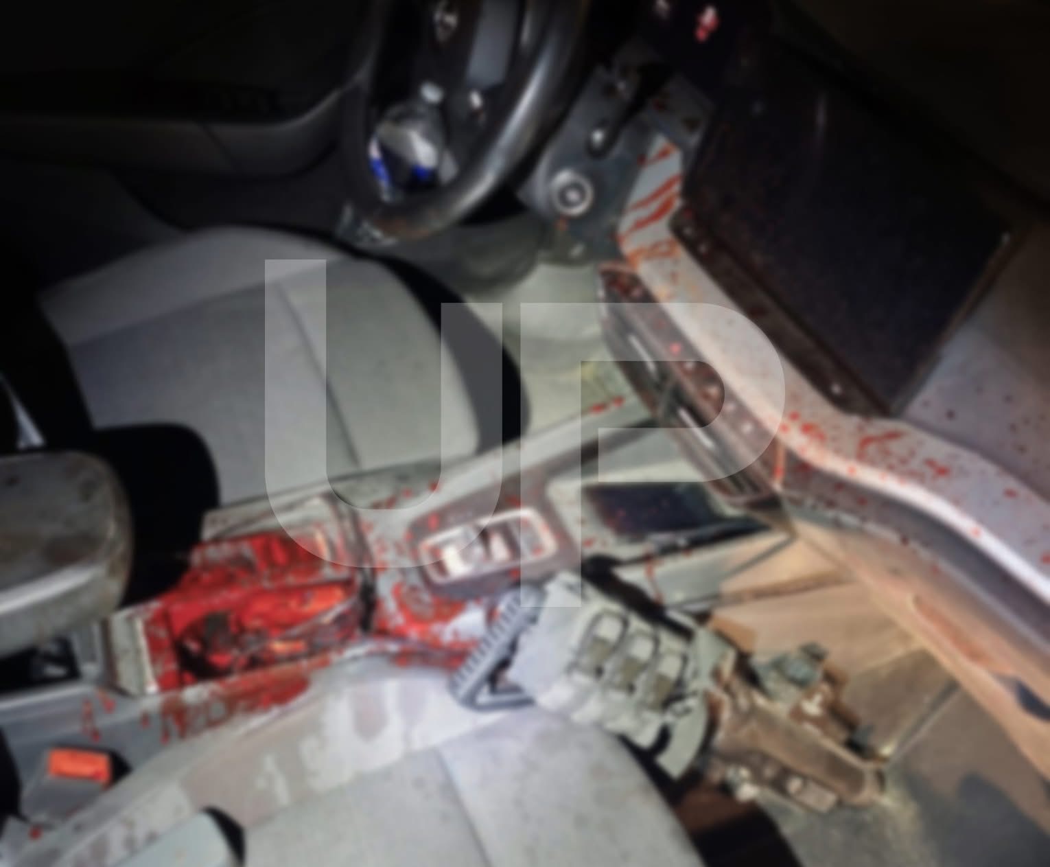 Cette photo de l'habitacle témoigne de la violence de l'agression subie par le policier de la BAC (photo UNSA Police)