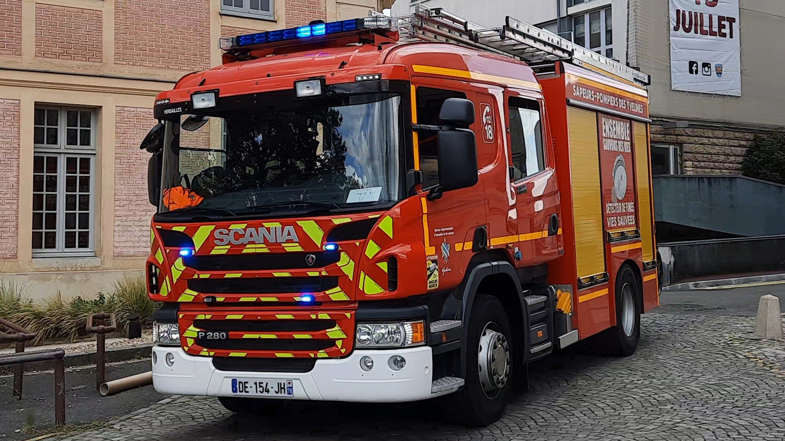 Le bilan ne fait état d'aucun blessé. Quant aux causes de l'incendie, elles sont recherchées par la police (photo Facebook/SDIS78)