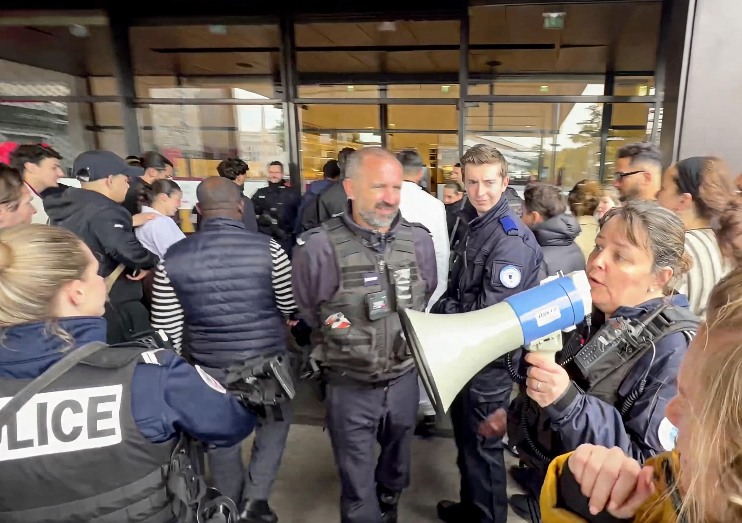 Présente à l'ouverture des portes du centre commercial, la police est restée mobilisée devant le magasin qui n'a finalement pas ouvert (photo R)