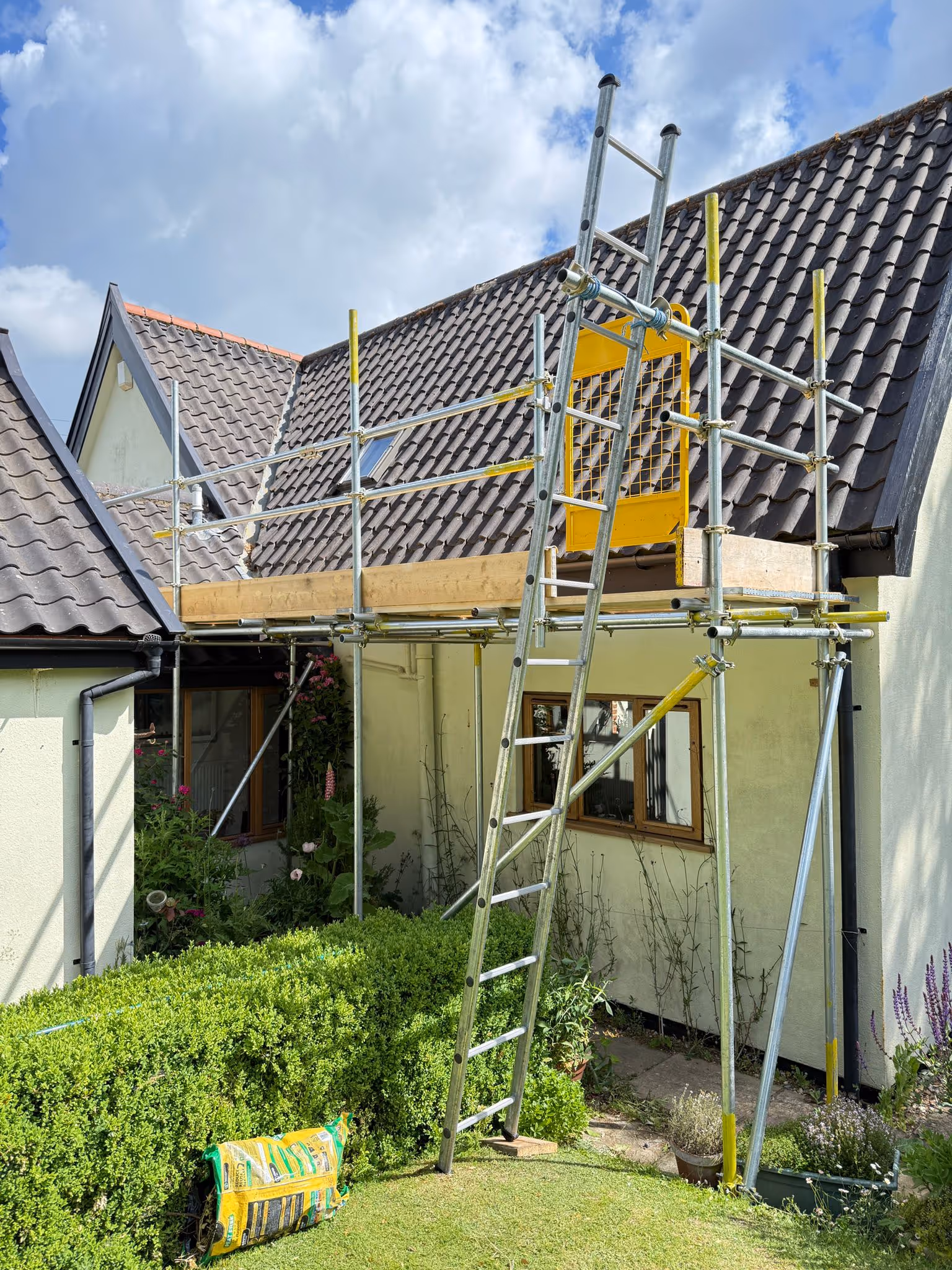 Single level scaffolding along small section of bungalow.