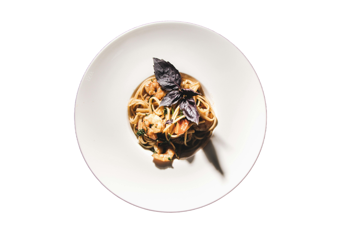 Gourmet-Pasta mit Garnelen und frischen Kräutern, angerichtet in einem weißen Teller – ideal für Feinschmecker in der Gastronomie.