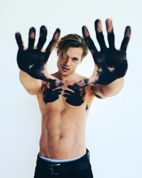 Man with Kohle on hands
