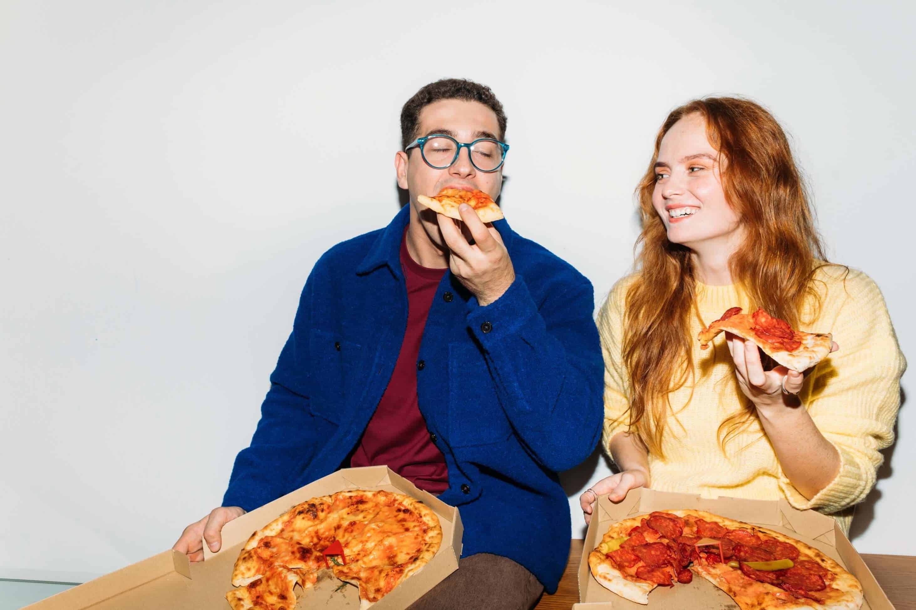 Par som äter pizza