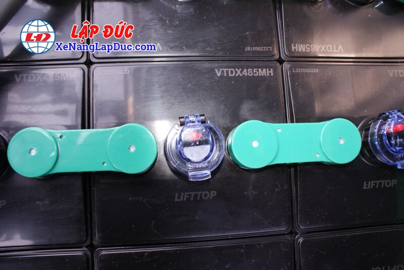 Bình ắc quy LIFTOP VTDX485MH trên xe nâng TOYOTA 7FB20