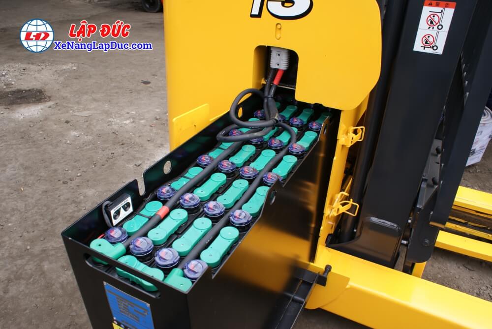 Bình Ắc quy LIFTTOP VTIL220ML trên xe nâng điện đứng lái Komatsu