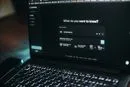Bewerber nutzt KI-Tools für die Jobsuche am Laptop – KI im Bewerbungsprozess clever einsetzen