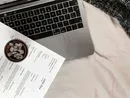Professioneller Lebenslauf liegt ausgedruckt neben einem Laptop-Bildschirm – perfekte Lebenslauf Vorlage für Studenten 2026