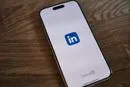 LinkedIn-Profil auf Handy-Bildschirm – LinkedIn Profil für Studierende und Berufsstarter optimieren