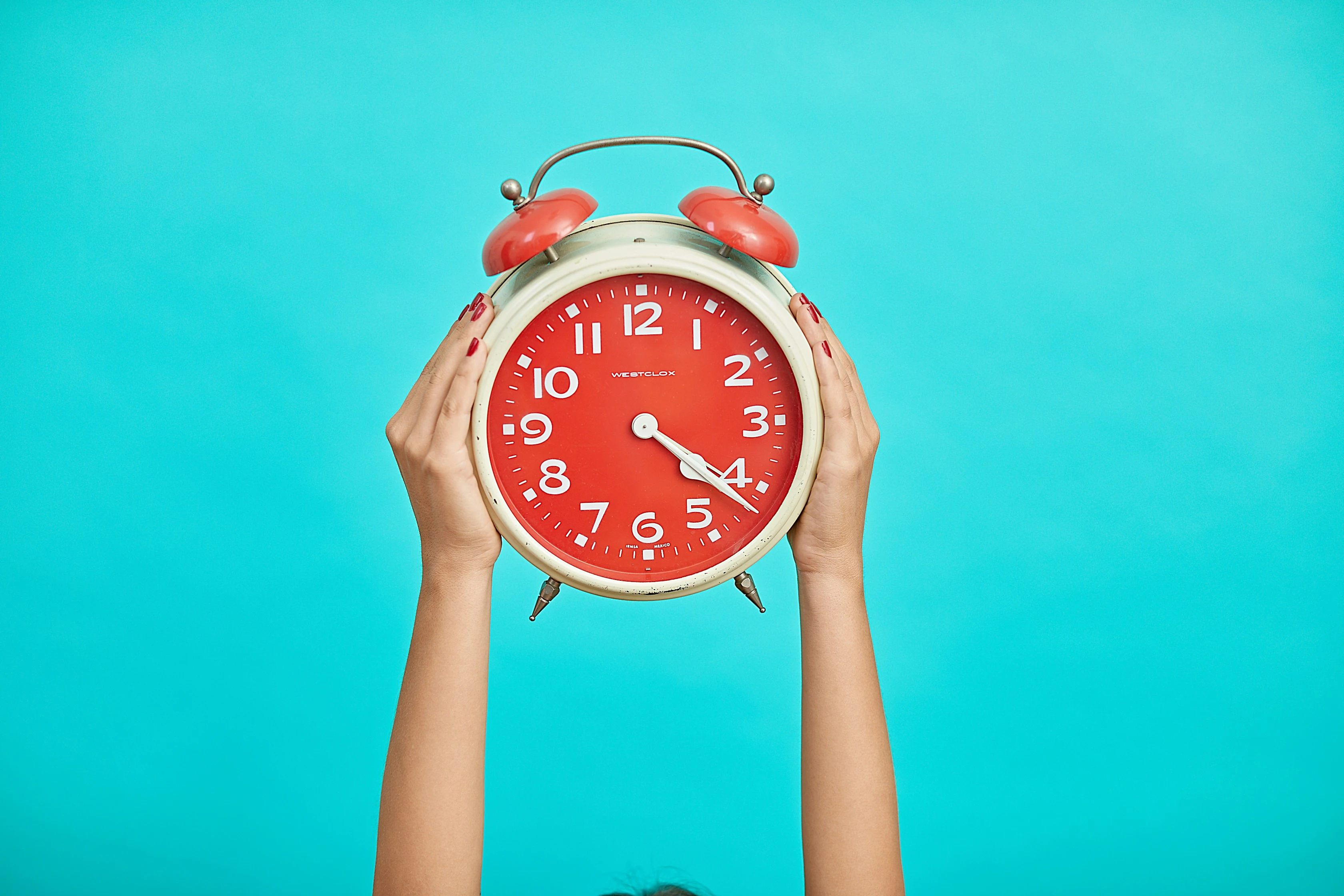 Berufstätiger mit Kalender und To-do-Liste am Schreibtisch – Zeitmanagement für Berufstätige mehr Produktivität im Job