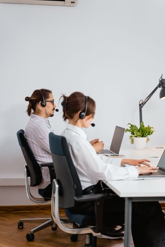Konzentriertes Arbeiten am Laptop