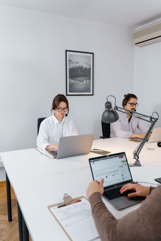 Mehrere Personen arbeiten an einem Schreibtisch