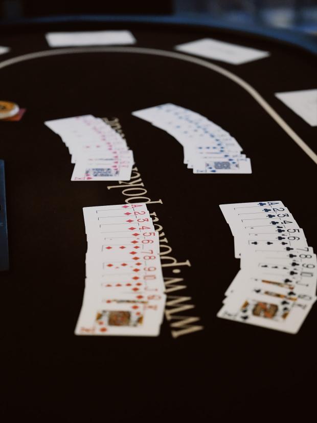 Aufgefächerte Spielkarten auf dem Pokertisch der ersten 8ELF Charity Poker Night