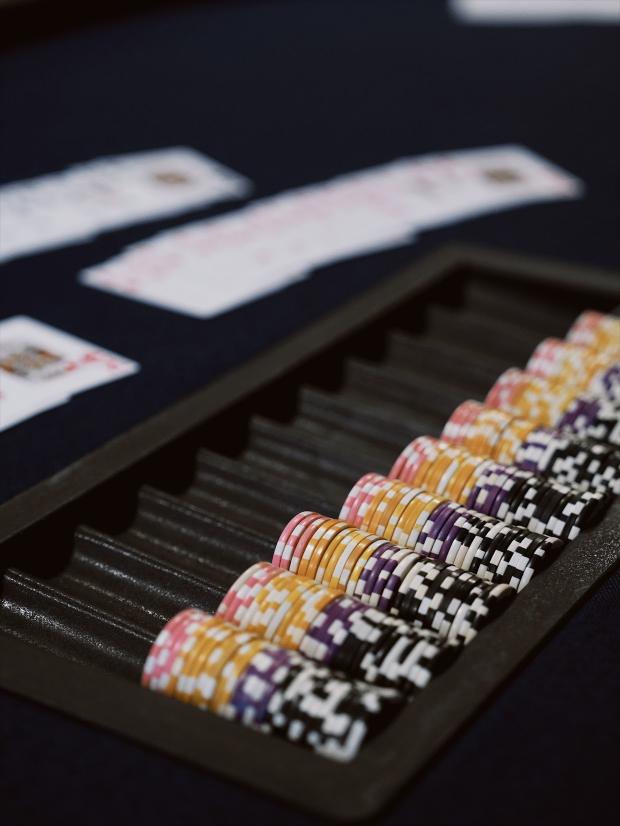 Chiptray mit Pokerchips auf dem Spieltisch