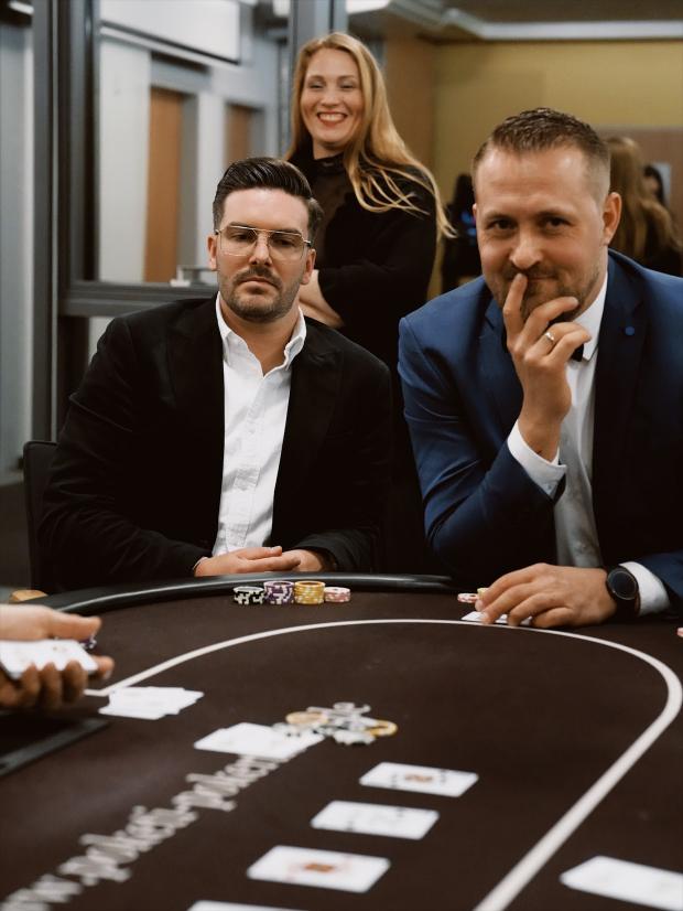 Zwei Spieler am Tisch während der ersten 8ELF Charity Poker Night