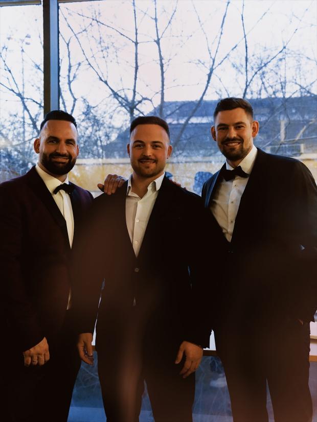 Gäste im Smoking beim Get-together vor dem Turnierstart