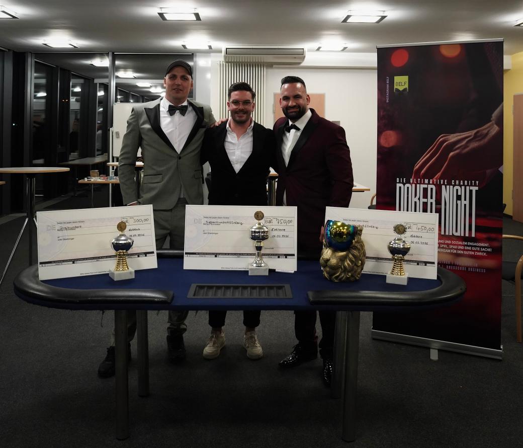 Die Sieger der ersten Charity Poker Night mit Spendenschecks und Pokalen