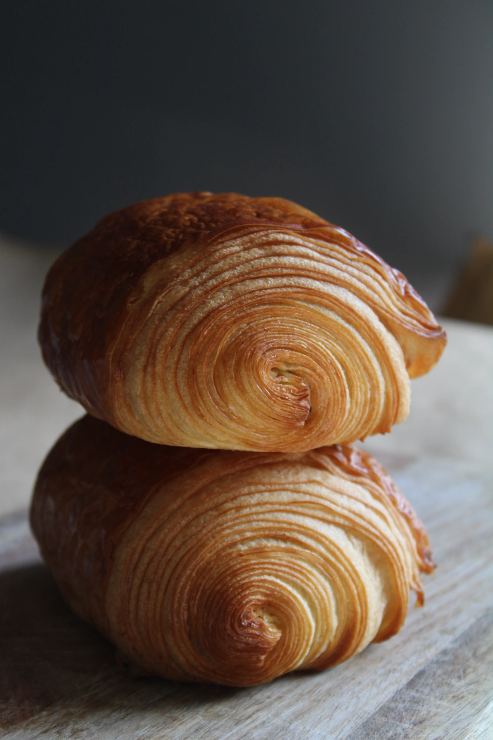 Photo de deux belles chocolatines produites par les Intrépides Boulangerie - Pâtisserie