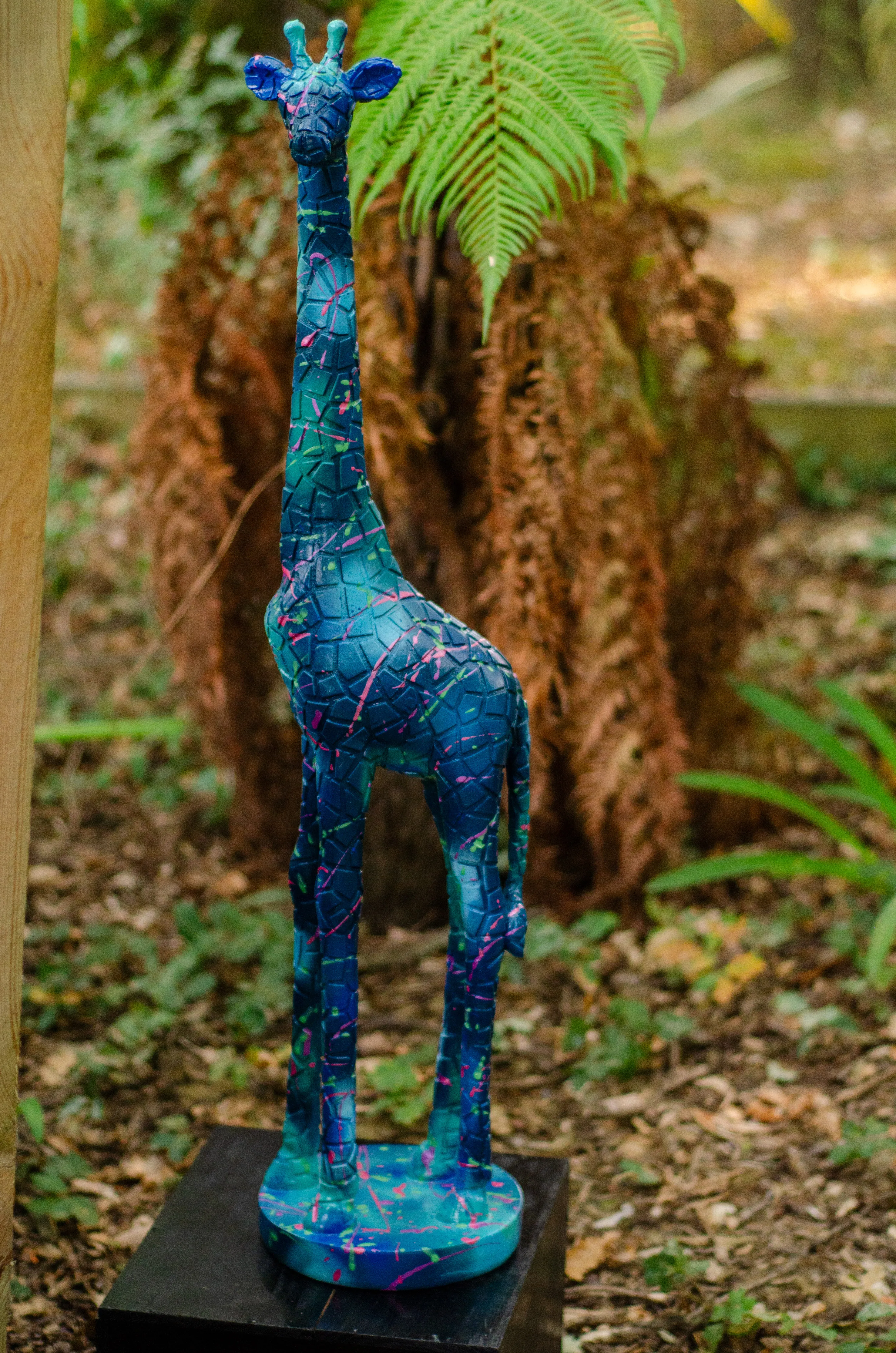 Girage Bleu - Sculpture résine décorée Onesta Art - Aérosol/Dripping