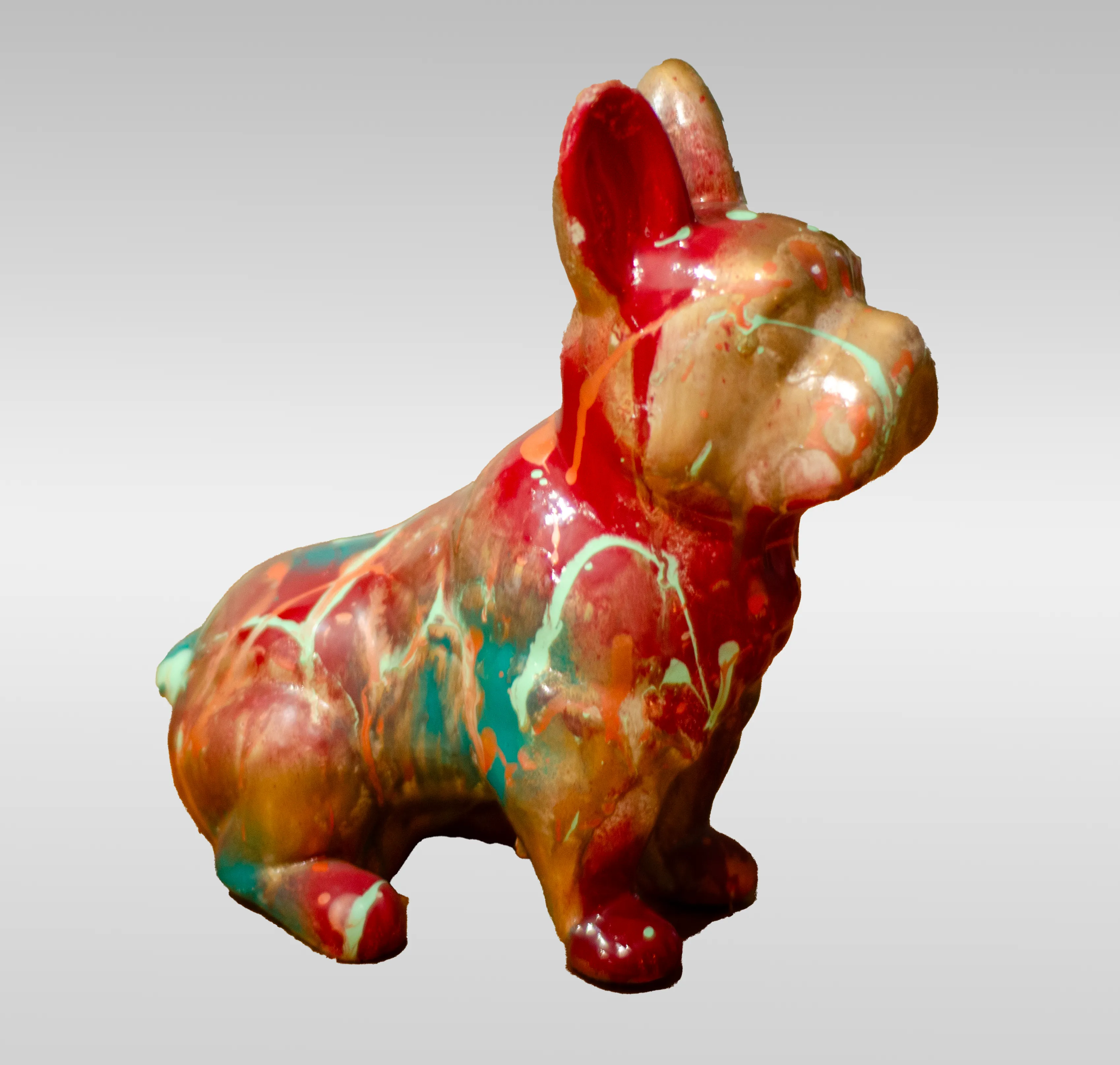 Bouledogue doré assis