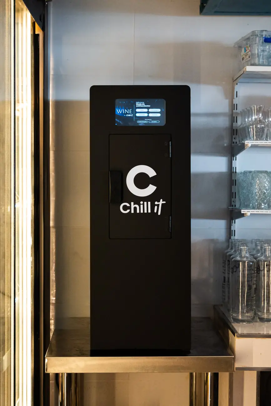 Chill it junto a estanterías y botelleros de vino, dentro de una cava con escalera