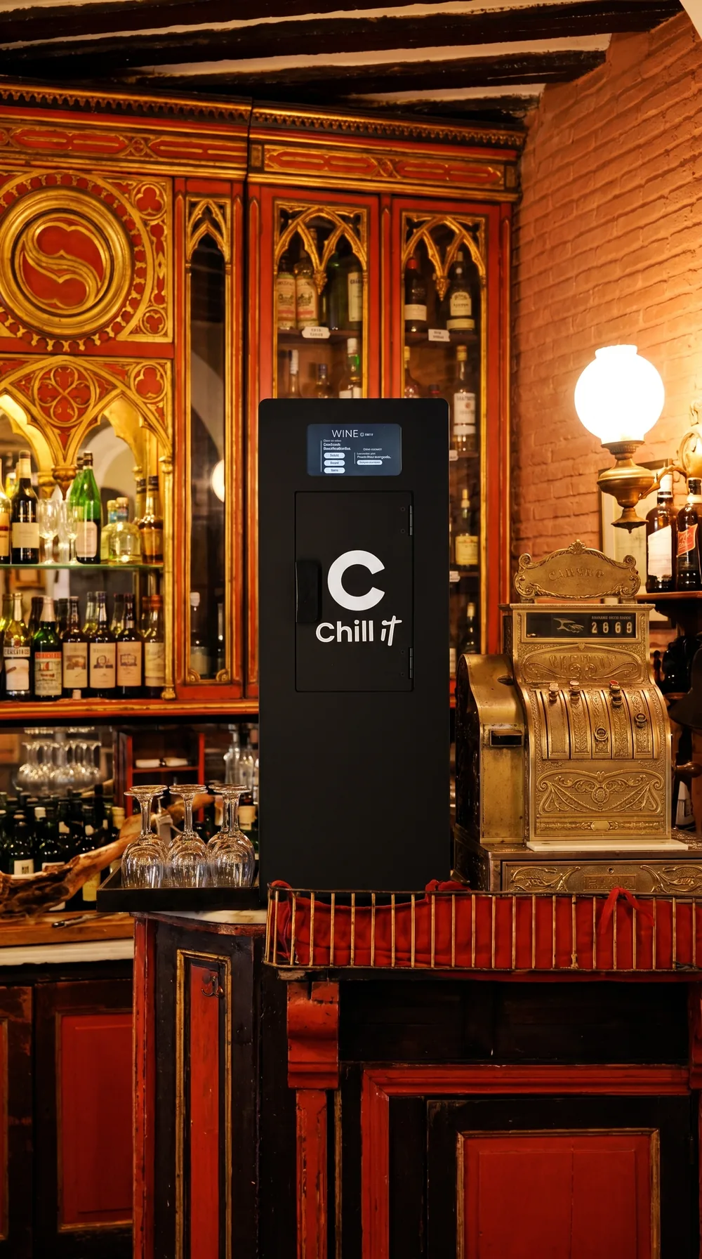 Chill it sobre una barra clásica de madera y bronce, en un restaurante con decoración de época