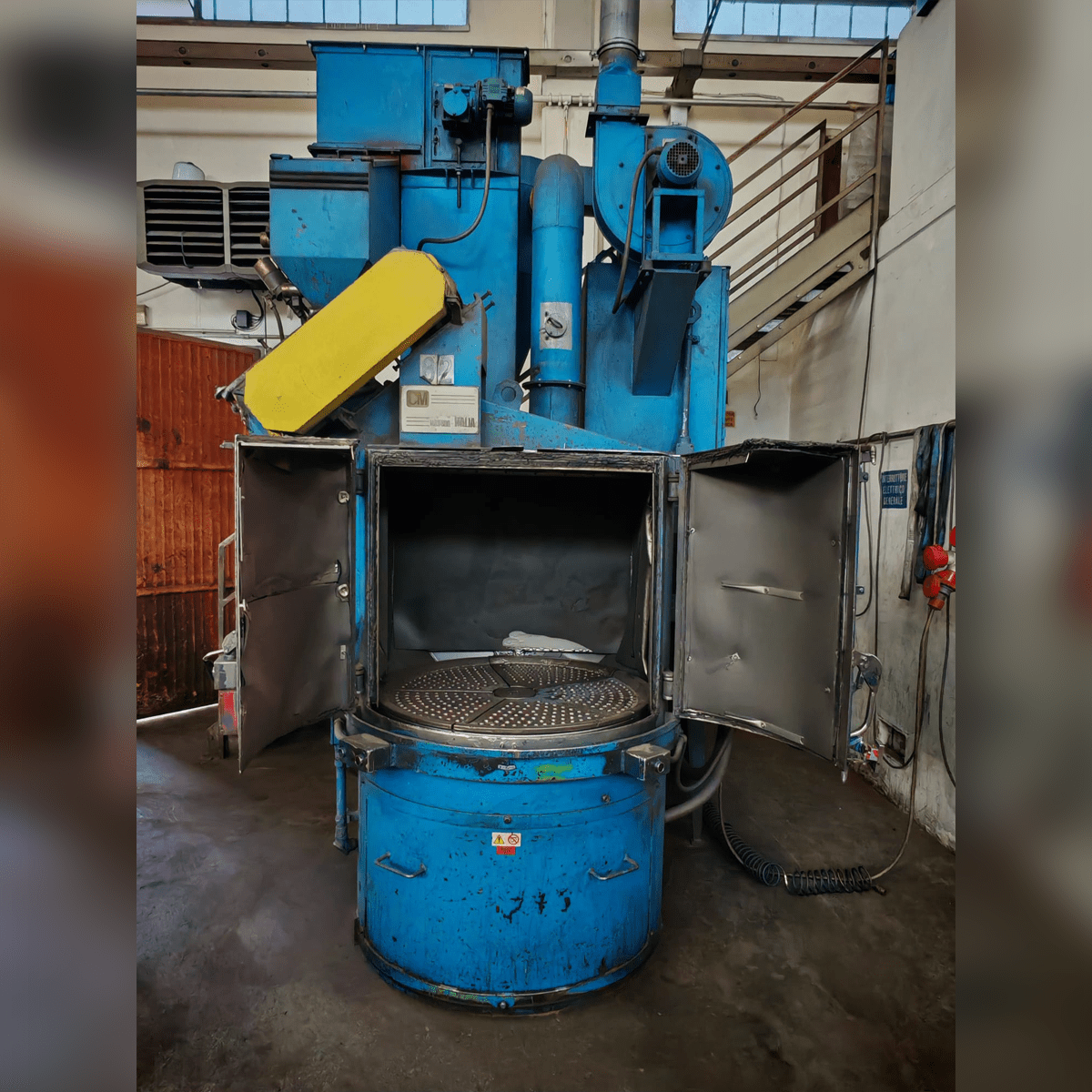 Granigliatrice a tavola rotante LGM Srl per sabbiatura industriale di pezzi metallici, struttura in acciaio robusta, motorizzazione ad alta efficienza per finiture precise