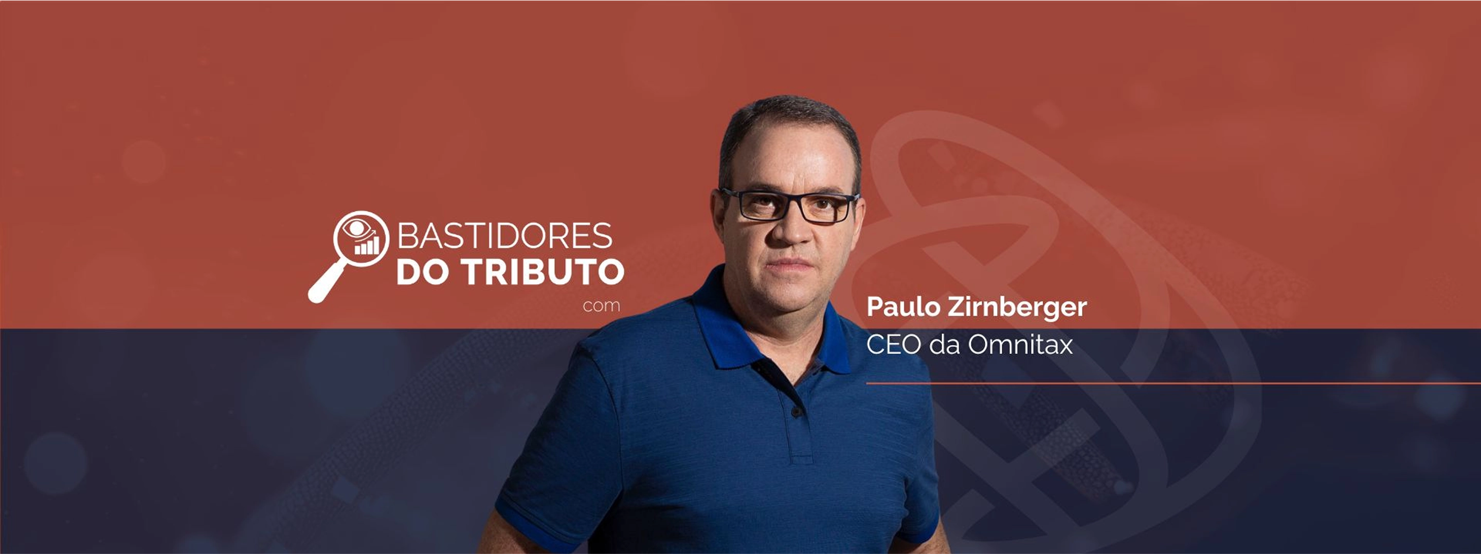Banner promocional para 'Bastidores do Tributo'. No centro, uma foto de Paulo Zirnberger, CEO da Omnitax, um homem de meia-idade usando óculos e uma camisa polo azul. À sua esquerda, está o logotipo 'Bastidores do Tributo .com'. O fundo é dividido em tons de terracota e azul escuro.