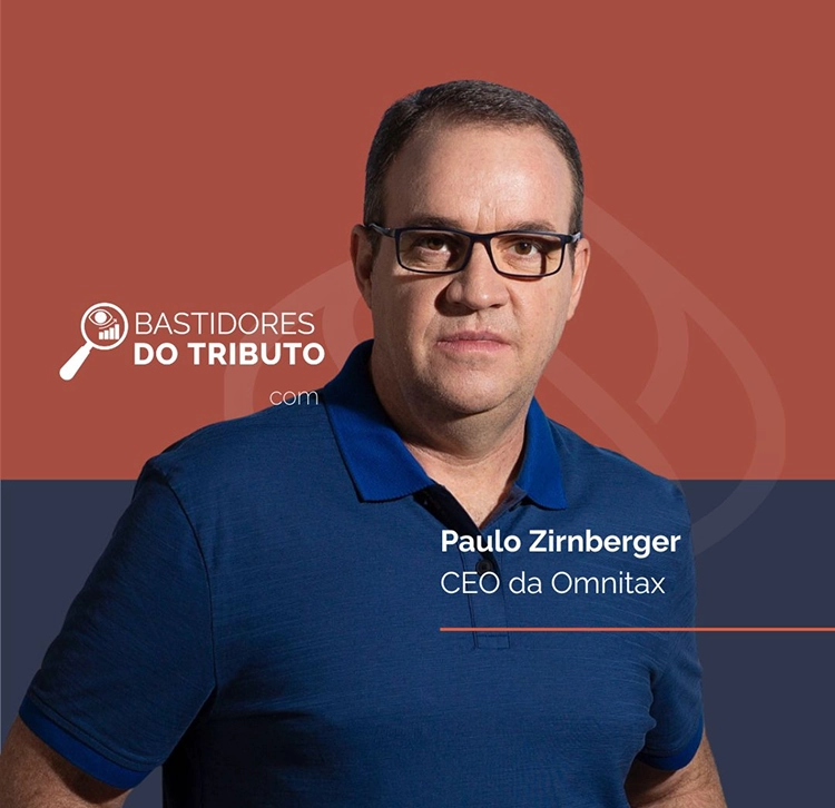 Banner promocional para 'Bastidores do Tributo'. No centro, uma foto de Paulo Zirnberger, CEO da Omnitax, um homem de meia-idade usando óculos e uma camisa polo azul. À sua esquerda, está o logotipo 'Bastidores do Tributo .com'. O fundo é dividido em tons de terracota e azul escuro.