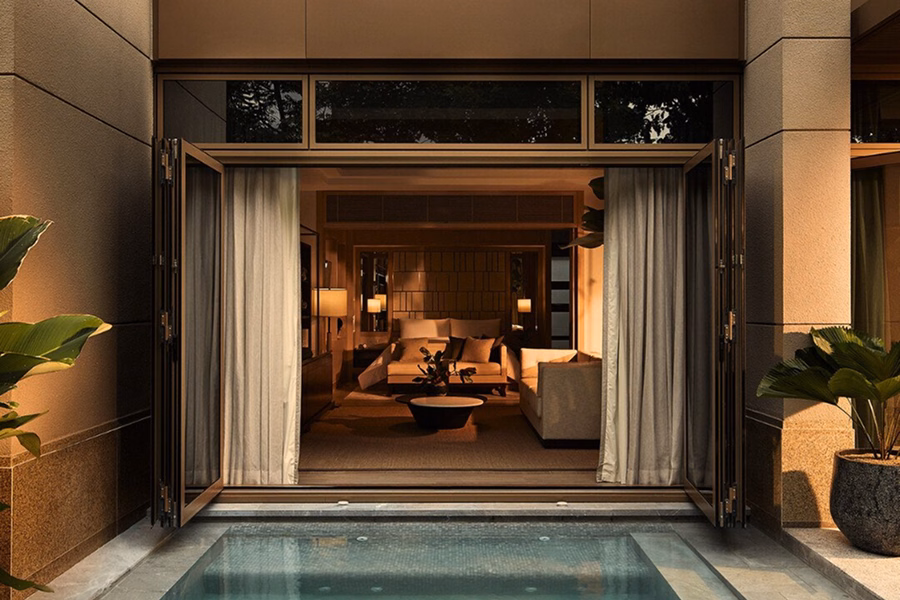 Интерьер Capella Bangkok с современным дизайном и тайскими акцентами