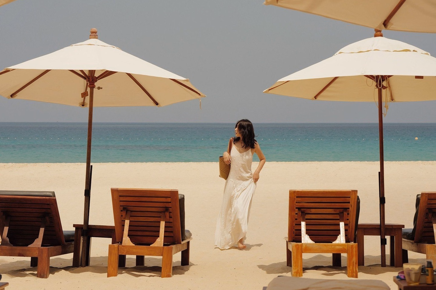 Пляж Сурин с шезлонгами