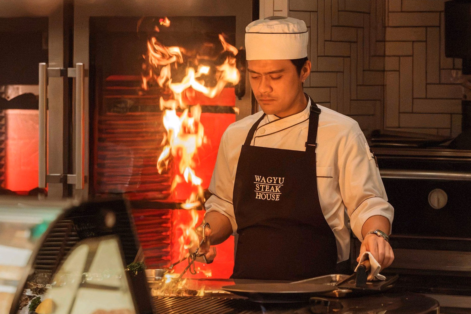 Процесс готовки в ресторане Wagyu Steakhouse