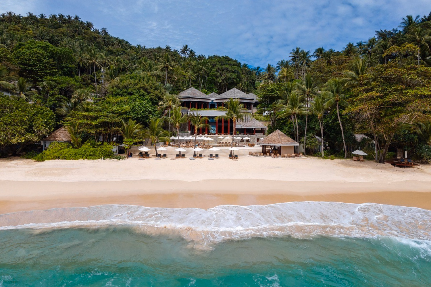 Вид на отель The Surin Phuket с моря