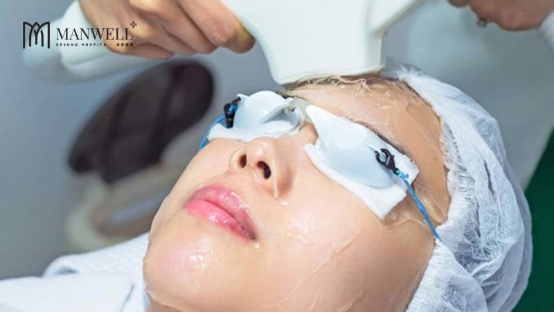 Thực hiện trẻ hoá da bằng công nghệ ánh sáng