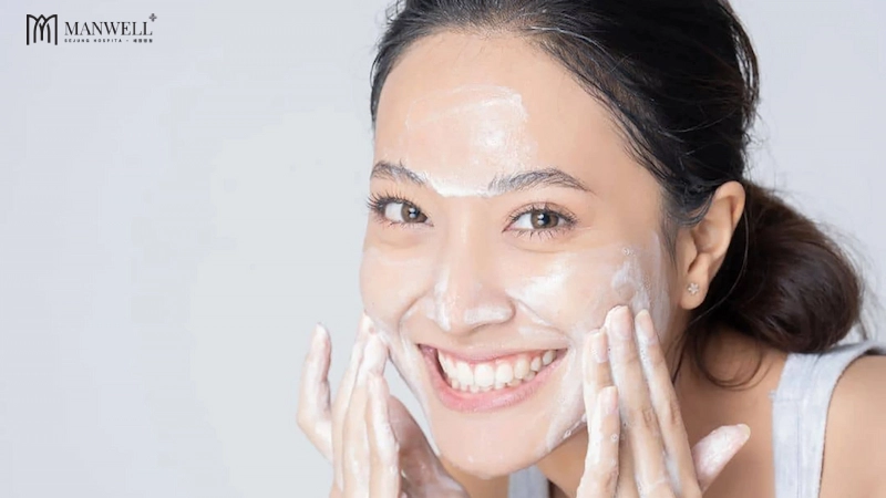 Rửa mặt thường xuyên giúp loại bỏ dầu thừa và vi khuẩn trên da